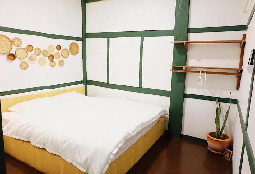 اتاق استاندارد با سرویس بهداشتی مشترک, Barn Laos Hostel