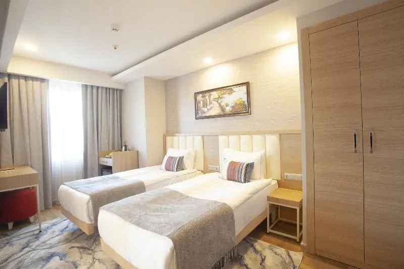 Delüks Oda, Sans Hotel Empress Simpang Lima