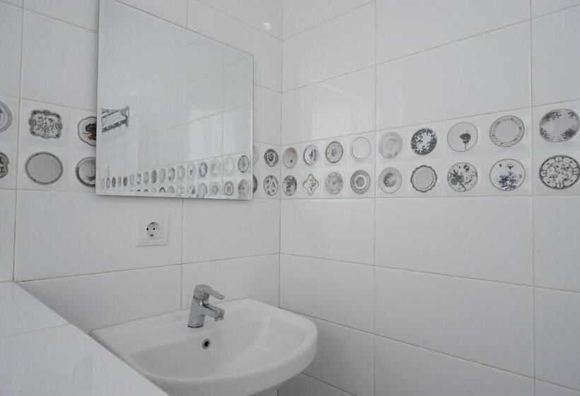 Семейный Номер, Sans Hotel Empress Simpang Lima