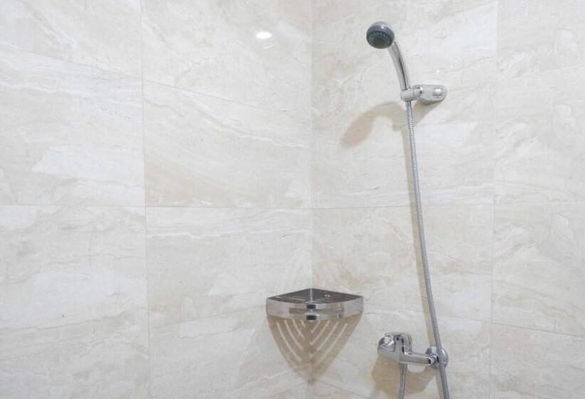 Семейный Номер, Sans Hotel Empress Simpang Lima