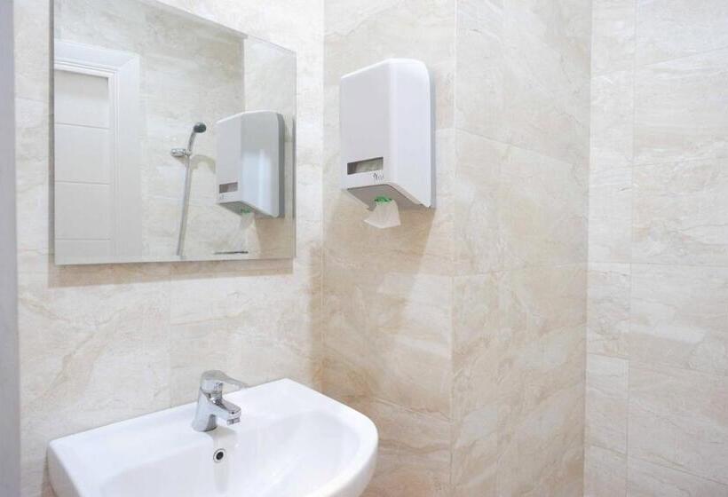 Семейный Номер, Sans Hotel Empress Simpang Lima