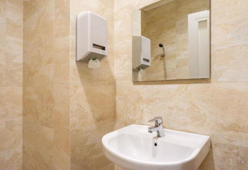 家庭间, Sans Hotel Empress Simpang Lima