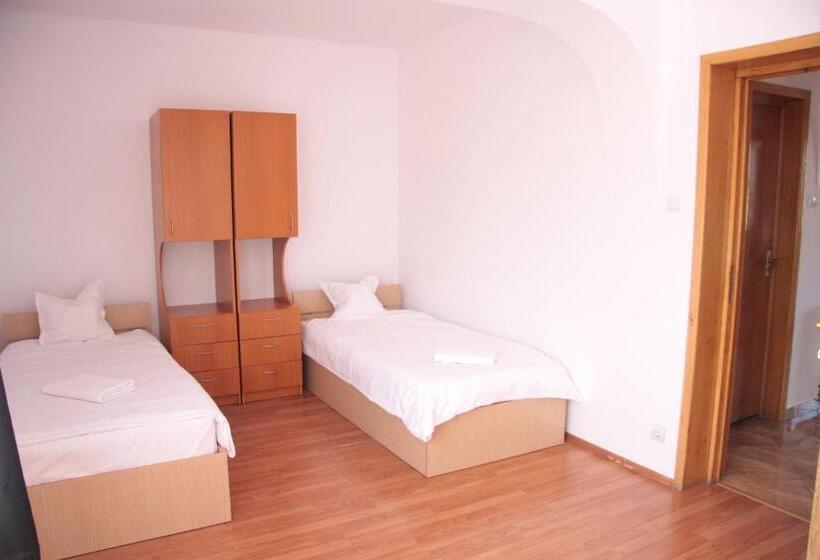 חדר סטנדרט לשלושה עם חדר אמבטיה משוף, Z Villa