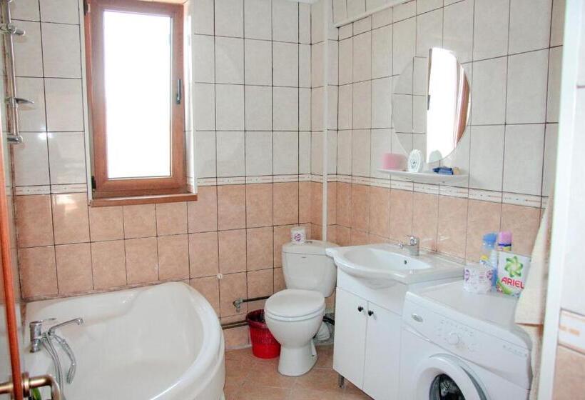 חדר סטנדרטי לארבעה עם חדר אמבטיה משותף, Z Villa