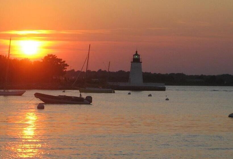 スタンダードルーム, Captain Simeon Potter House