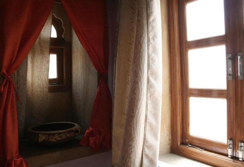 سوئیت با بالکن, Shanti Home