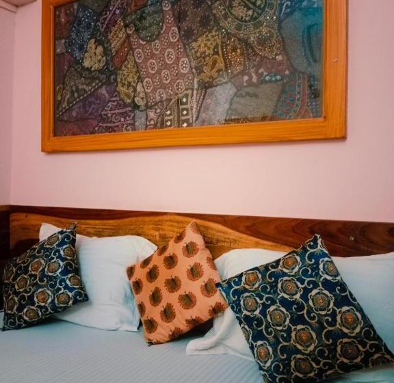 اتاق لوکس, Shanti Home