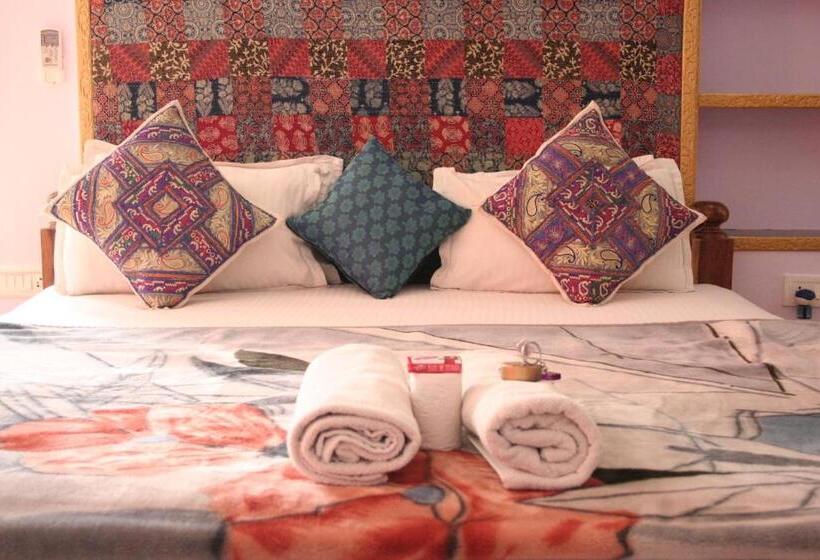 سوئیت با بالکن, Shanti Home