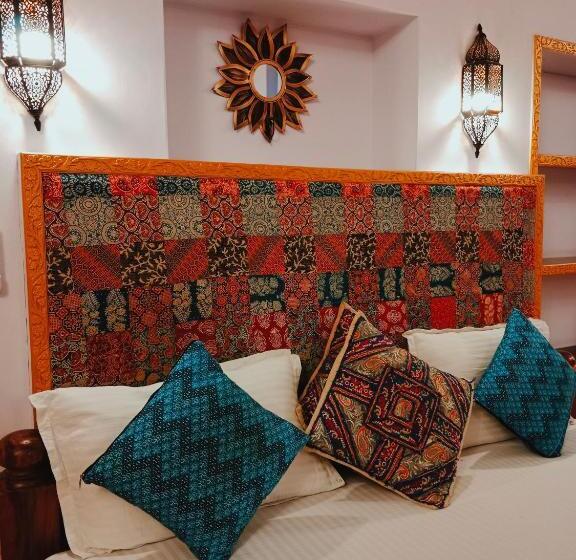 سوئیت با بالکن, Shanti Home