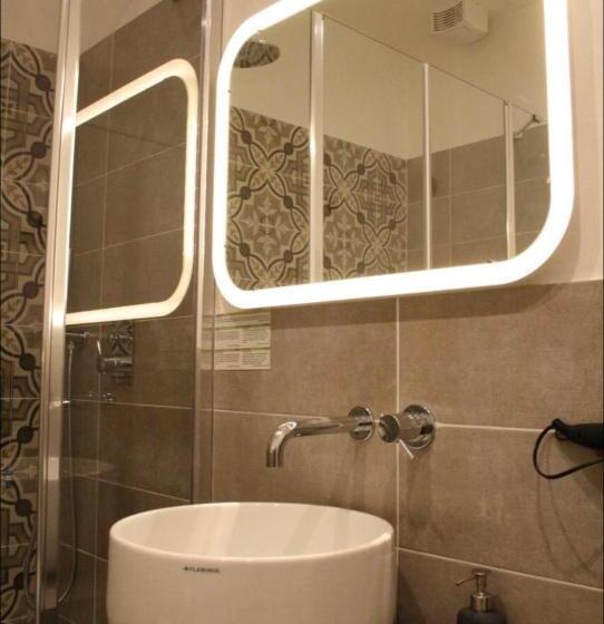 غرفة قياسية مزوَّدة بشُرفة, Real Rooms