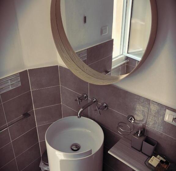 غرفة قياسية مزوَّدة بتراس, Real Rooms