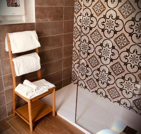 غرفة قياسية مزوَّدة بتراس, Real Rooms