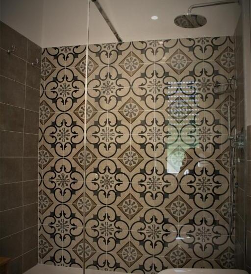 غرفة قياسية مزوَّدة بتراس, Real Rooms