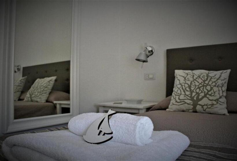 غرفة قياسية مزوَّدة بتراس, Real Rooms