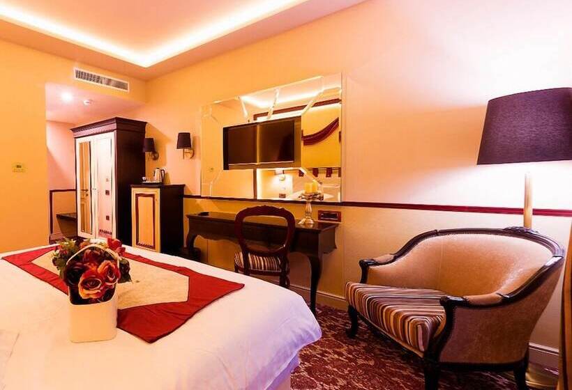 חדר דלוקס, Cardinal Domeniile Martinutzi