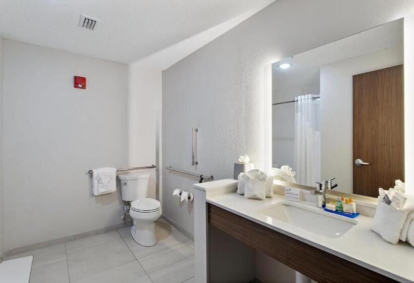适合残疾人士使用的带超级大床的标准间, Holiday Inn Express St. Augustine   Vilano Beach, An Ihg