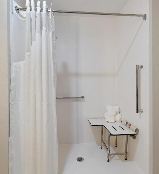 适合残疾人士使用的带超级大床的标准间, Holiday Inn Express St. Augustine   Vilano Beach, An Ihg