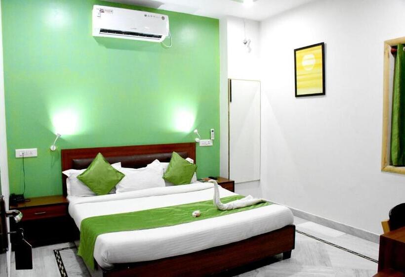 اتاق اجرایی, The Pride