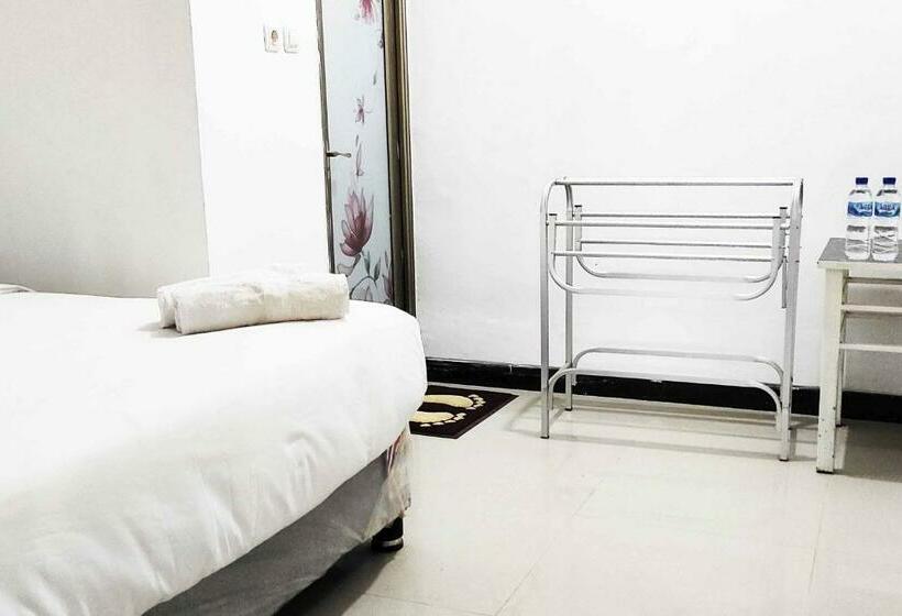 Номер Deluxe, Pertiwi Homestay Near Museum Angkut Batu Mitra Reddoorz