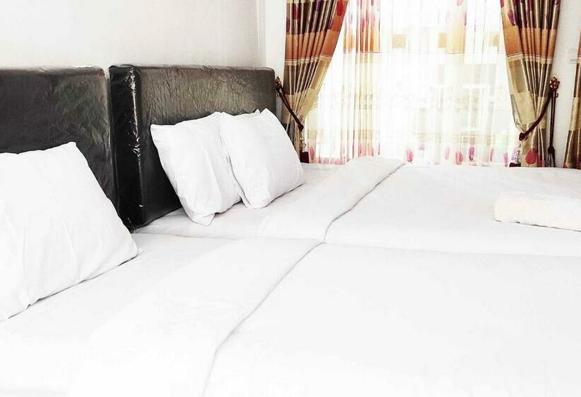 Семейный Номер, Pertiwi Homestay Near Museum Angkut Batu Mitra Reddoorz