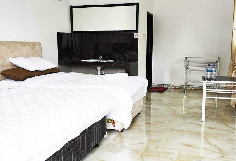 Семейный Номер, Pertiwi Homestay Near Museum Angkut Batu Mitra Reddoorz