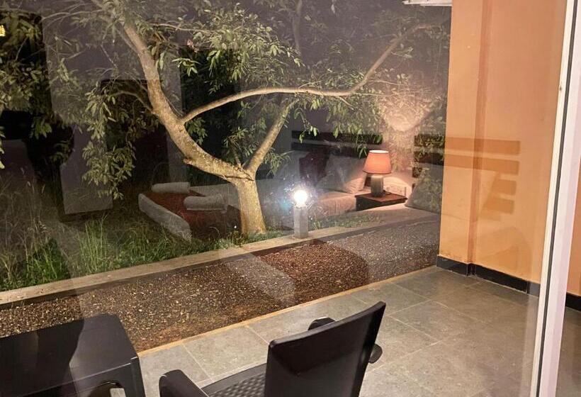 اتاق لوکس سه تخته, Athyantha Resort