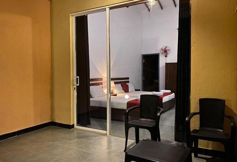 اتاق لوکس سه تخته, Athyantha Resort