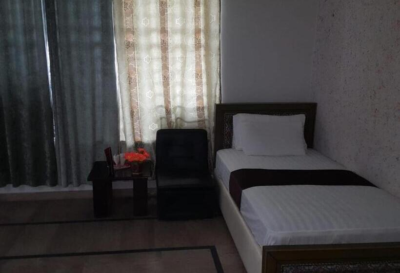 اتاق لوکس یک تخته, Day In Lahore