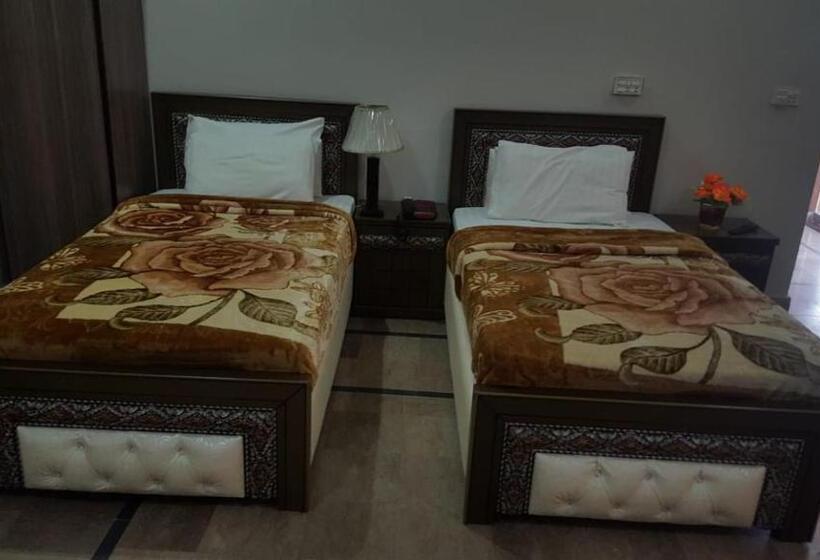 اتاق لوکس یک تخته, Day In Lahore