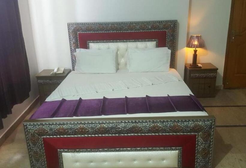 اتاق لوکس یک تخته, Day In Lahore