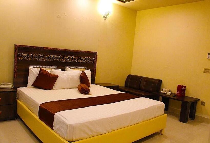 اتاق لوکس یک تخته, Day In Lahore