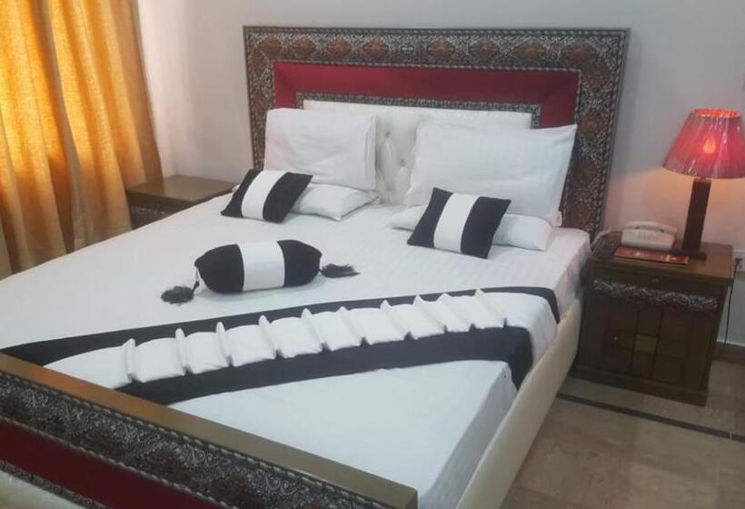 اتاق لوکس یک تخته, Day In Lahore