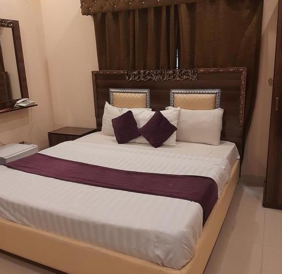 اتاق لوکس یک تخته, Day In Lahore