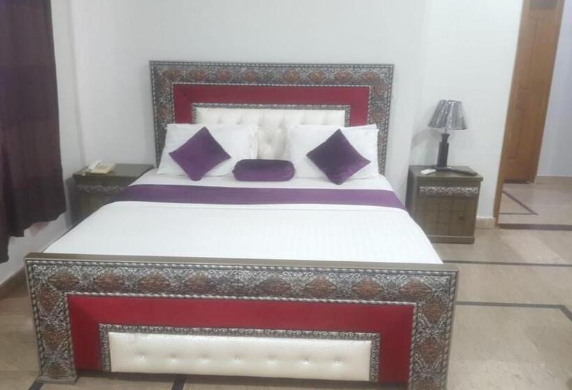 اتاق لوکس یک تخته, Day In Lahore