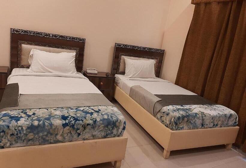 اتاق لوکس, Day In Lahore