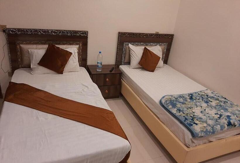 اتاق لوکس, Day In Lahore