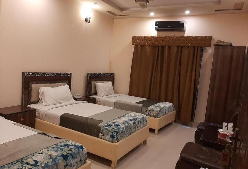 اتاق لوکس سه تخته, Day In Lahore