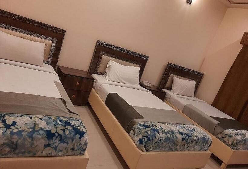 اتاق لوکس سه تخته, Day In Lahore