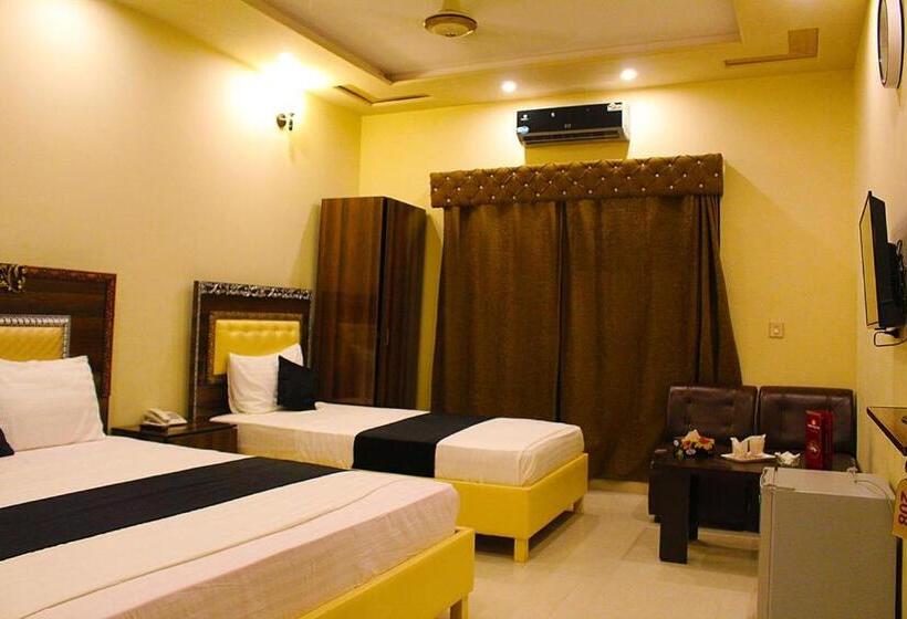 اتاق لوکس سه تخته, Day In Lahore