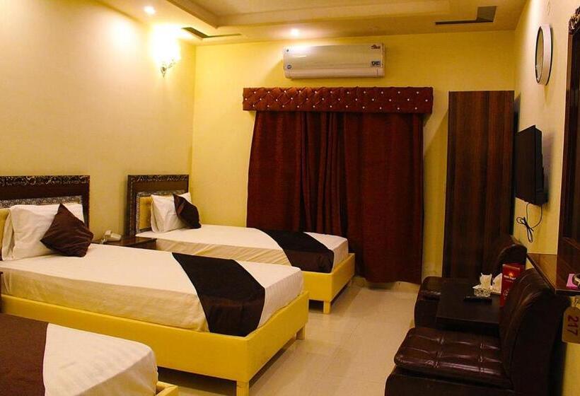 اتاق لوکس سه تخته, Day In Lahore