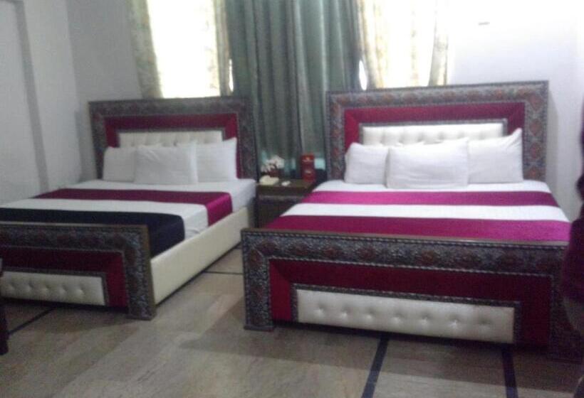 اتاق لوکس خانوادگی, Day In Lahore