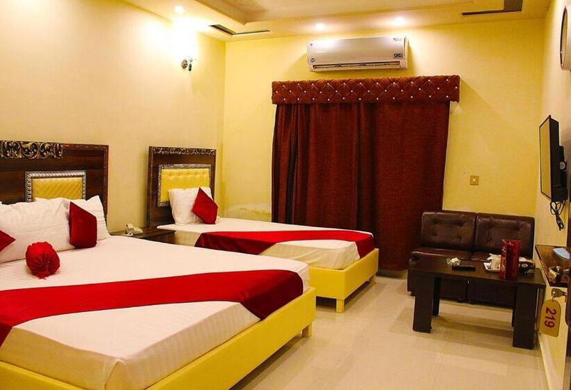 اتاق لوکس خانوادگی, Day In Lahore