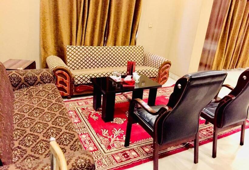 سوییت خانوادگی, Day In Lahore