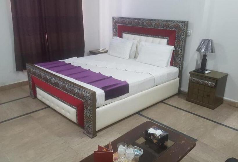 اتاق لوکس یک تخته, Day In Lahore