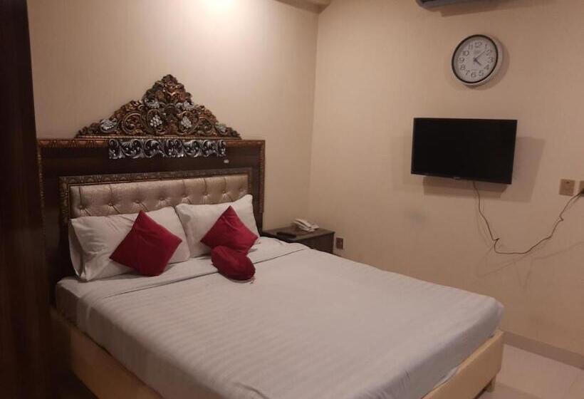 اتاق لوکس یک تخته, Day In Lahore