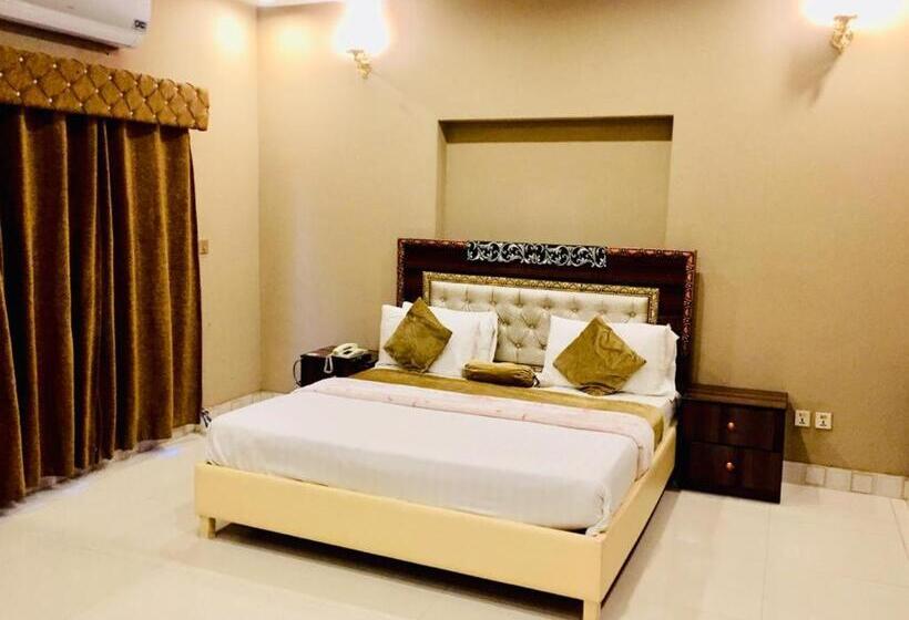 اتاق لوکس خانوادگی, Day In Lahore