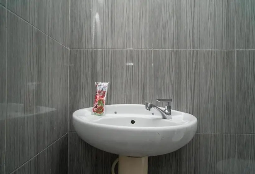 スタンダードルーム, Reddoorz Syariah Near Jalan Ahmad Yani Banjarmasin 3