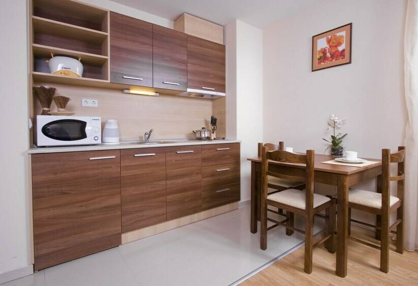 דירת חדר, Belmont