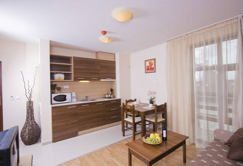 דירת שני חדרים, Belmont