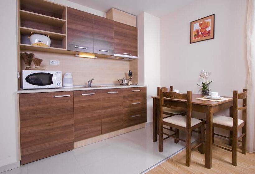 דירת חדר, Belmont